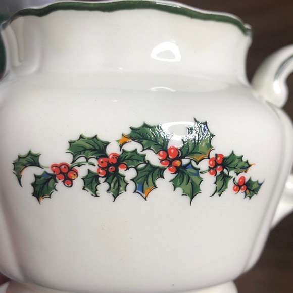 Vintage Royal Tudor Holly & Berries Sugar Bowl With Lid - Picture 2 of 12